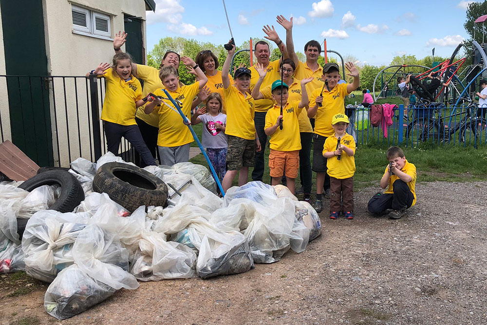 pip-cleanup-volunteers-rubbish